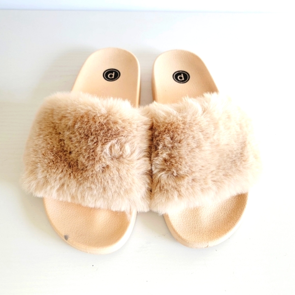 Pure Barre Fuzzy Fur Champagne Blush Slide Sandal Sz 8/9 (Mismatch) - Picture 1 of 13
